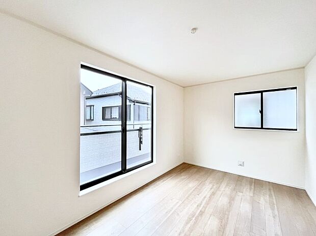 バルコニーが開放感をプラスしてくれる洋室