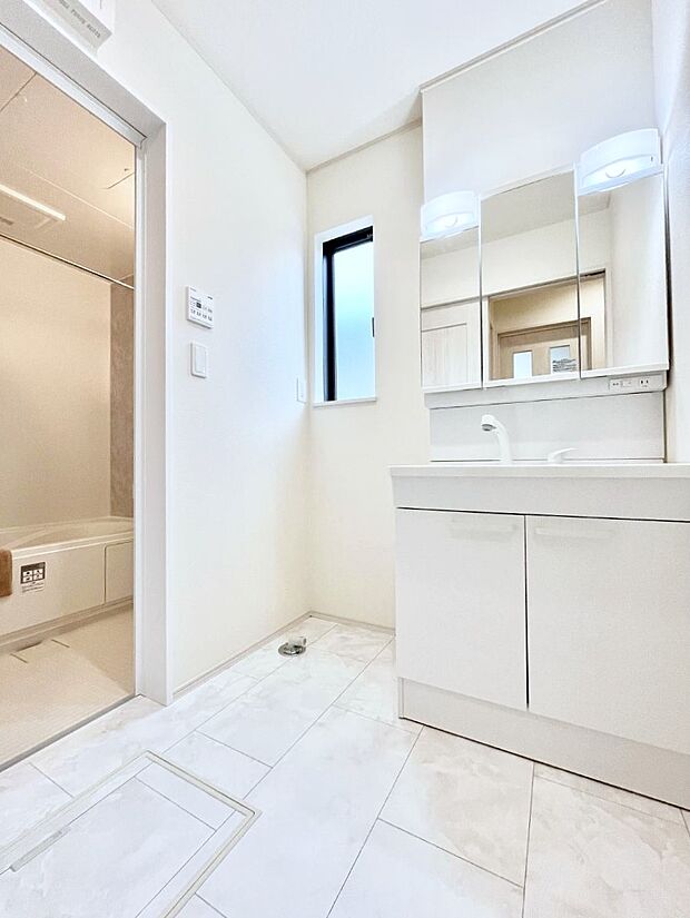 小窓がついているので湿気の多い場所でも換気が十分行えます。毎日の身支度を気持ち良く!