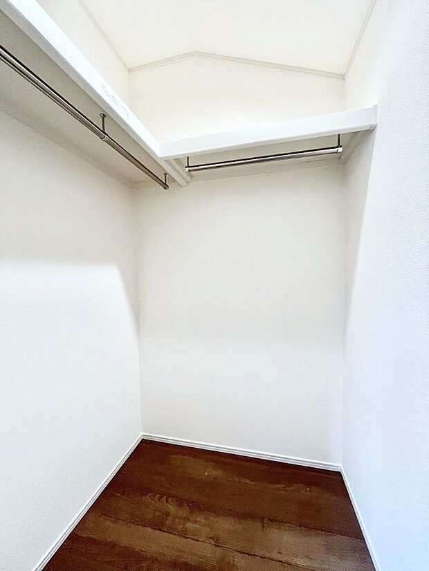 ウォークインクローゼット付きで生活空間を広く利用できます。