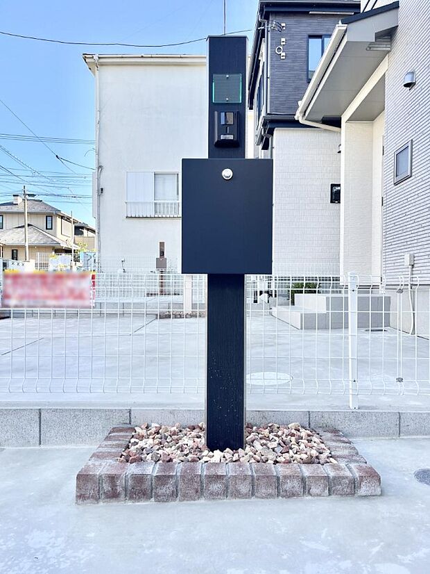 表札・インターホン・ポストをひとつに集約。エントランスになじむシンプルデザイン。