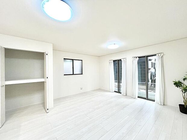 大きな窓からたっぷりの陽光と風を感じられるリビング