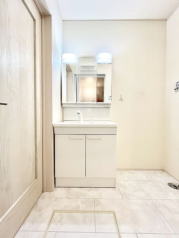 大きく見やすい三面鏡で清潔感ある洗面台は、身だしなみチェックや肌のお手入れにおすすめです。