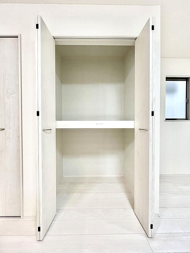 リビング収納。ここに収納があると物が集まるLDKがスッキリ片付きそうですね。