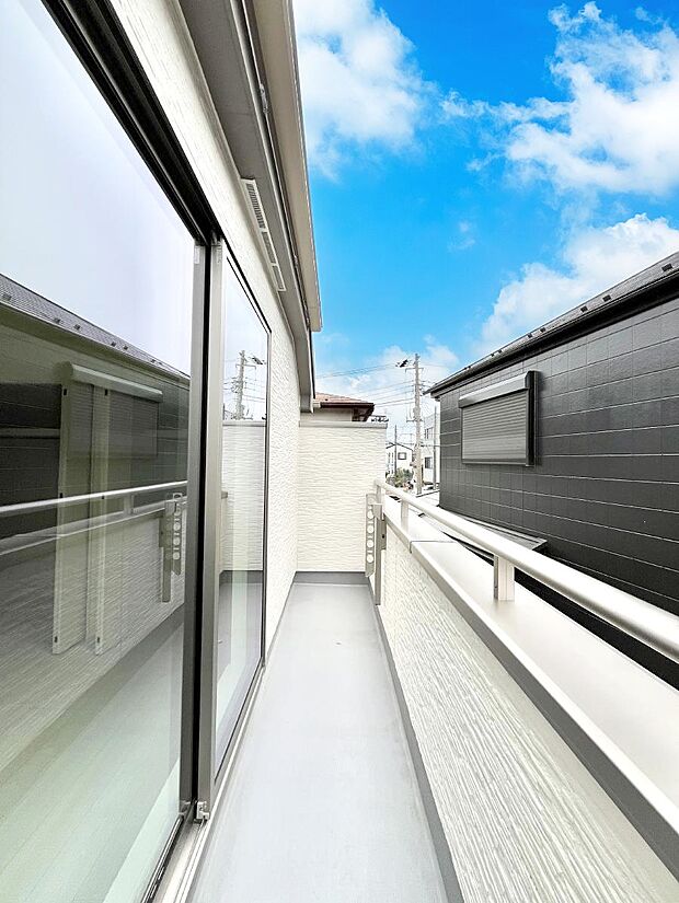 南向きのバルコニー!ご家族の洗濯物はもちろん、お布団もたっぷり干せます!