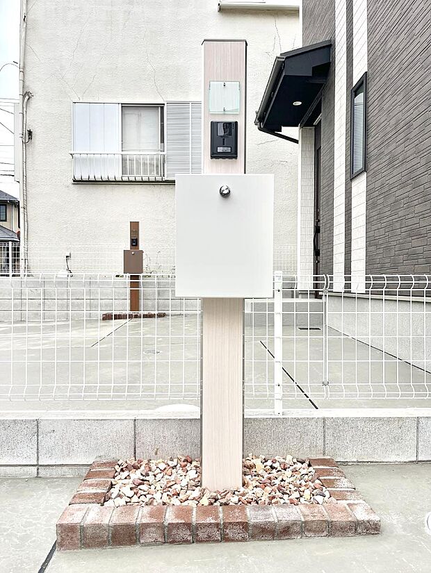 シンプルデザインのポスト。