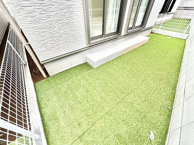 ガーデニングや家庭菜園も楽しめるお庭付き。