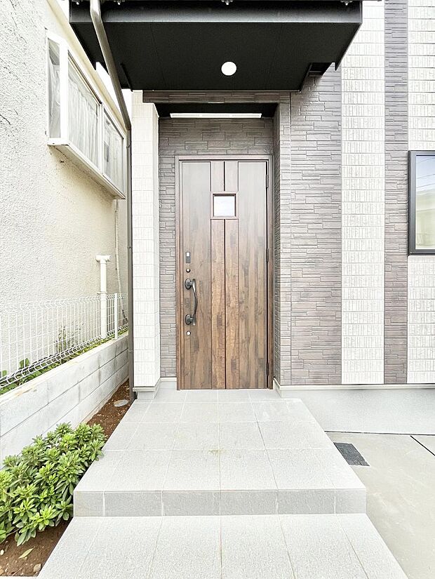 大切な家族、来客を出迎える玄関。