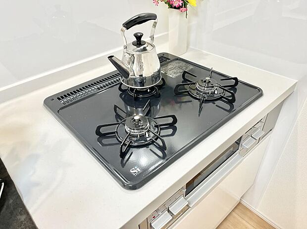 ガスコンロはSiセンサー搭載。火力調節や焦げ付き・消し忘れも防いでくれます。