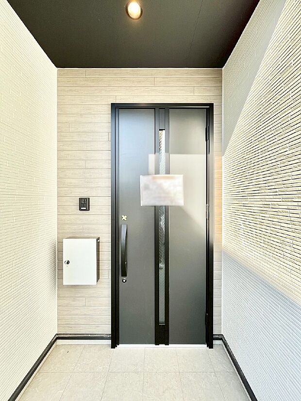 住まいの顔を演出する、玄関ドア。