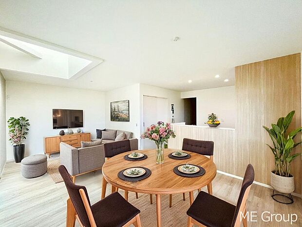 ご家族の賑やかな話し声で包まれる明るいリビング  ※家具はCGです