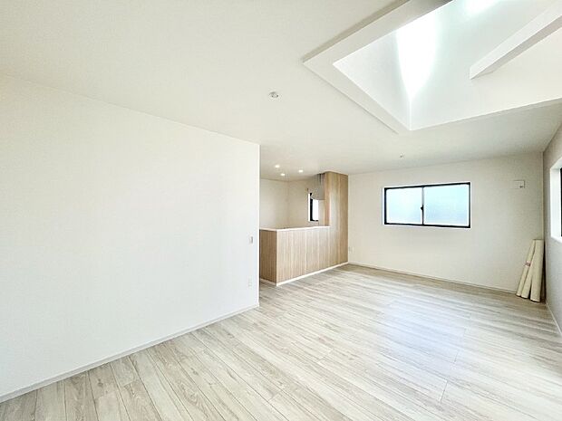 リビング上部には吹抜けを採用。明るい陽光に包まれる空間で家族団らん!