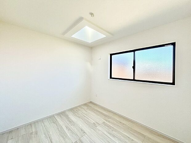 トップライトのついた洋室。自然の光を取り入れて明るく過ごせます。