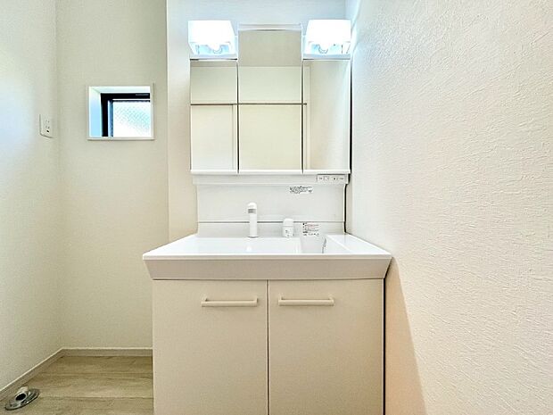 大きく見やすい三面鏡で清潔感ある洗面台は、身だしなみチェックや肌のお手入れにおすすめです。