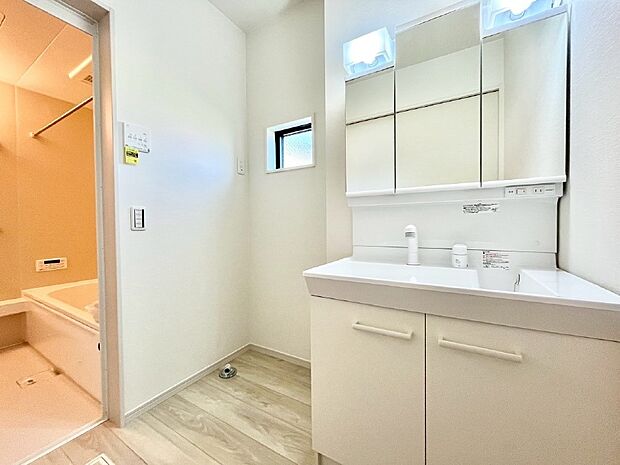 小窓がついているので湿気の多い場所でも換気が十分行えます。毎日の身支度を気持ち良く!