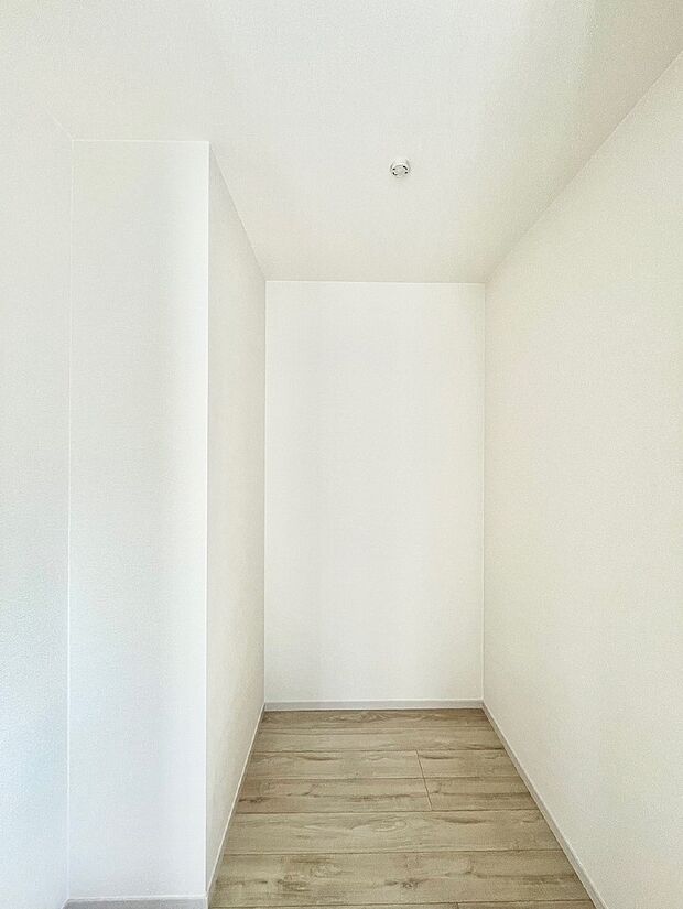 ウォークインクローゼット付きで生活空間を広く利用できます。