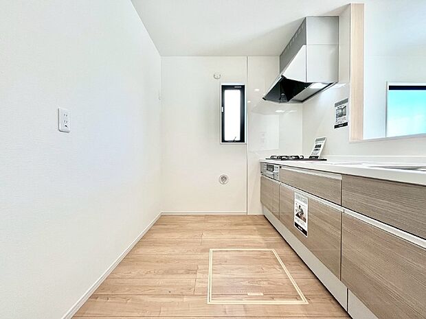 爽やかな風が通り抜けるキッチン。窓があるので明るく換気にも役立ちます。