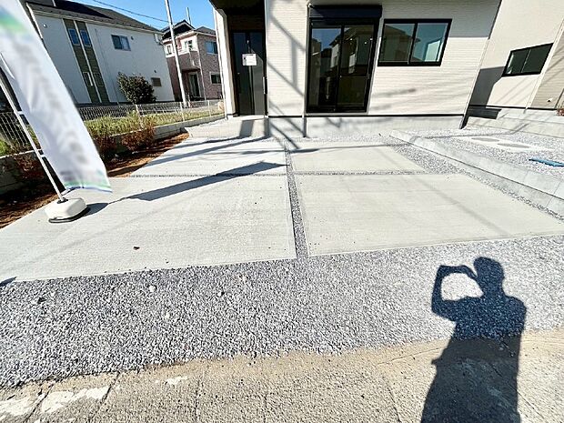 2台（車種による）駐車可！ご家族みんなの自転車も置ける広々カースペース。