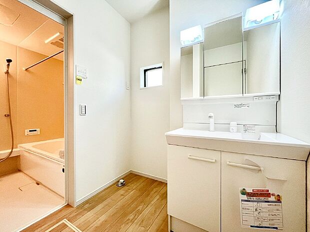 小窓がついているので湿気の多い場所でも換気が十分行えます。毎日の身支度を気持ち良く!