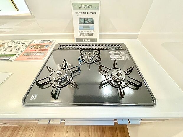 ガスコンロはSiセンサー搭載。火力調節や焦げ付き・消し忘れも防いでくれます。
