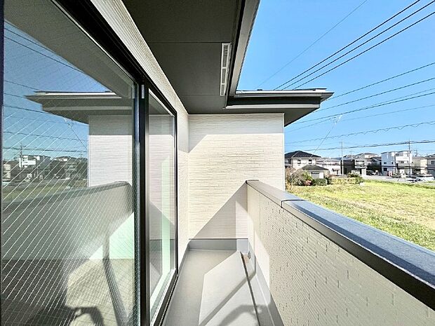 暖かな陽光が降り注ぐバルコニー。爽やかな風も心地よいです。 