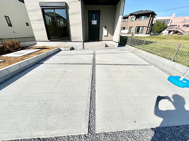 2台(車種による)駐車可!ご家族みんなの自転車も置ける広々カースペース。