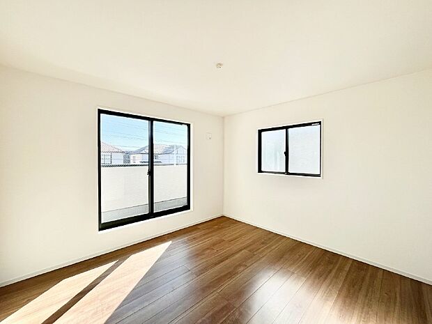 バルコニーが開放感をプラスしてくれる洋室