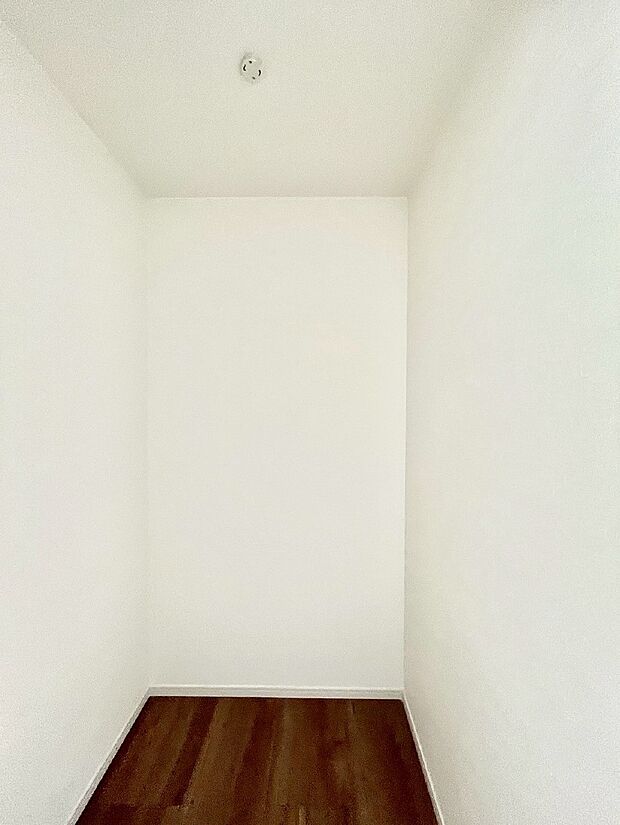 ウォークインクローゼット付きで生活空間を広く利用できます。