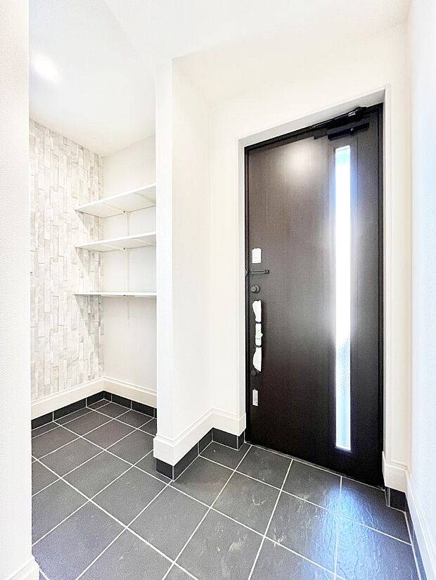 ガラススリットの入った玄関ドアが室内に光を届けてくれます