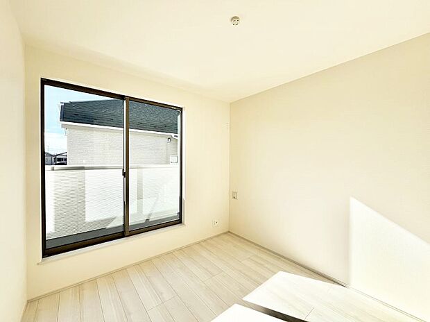 窓からのやさしい光が心地よいプライベートルーム