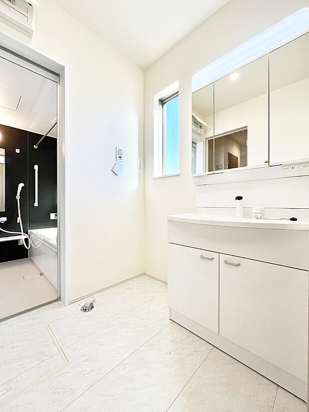 清潔感ある洗面化粧室で朝の身支度も快適