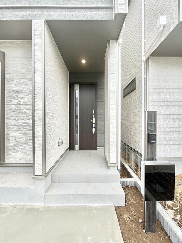 玄関アプローチにはプランターを並べて季節の花でお客様をおもてなしできます。