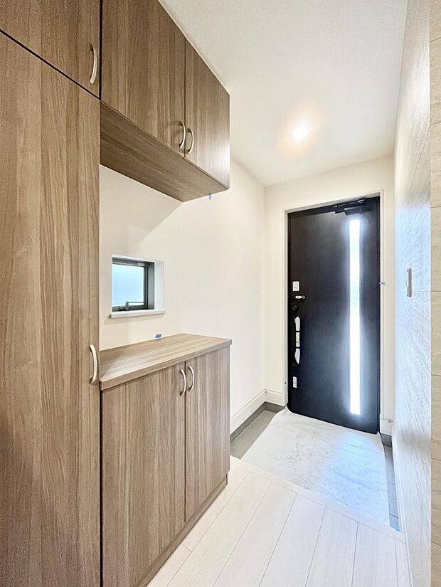 飾り棚を利用して、お越しいただくお客様をおもてなしできます。