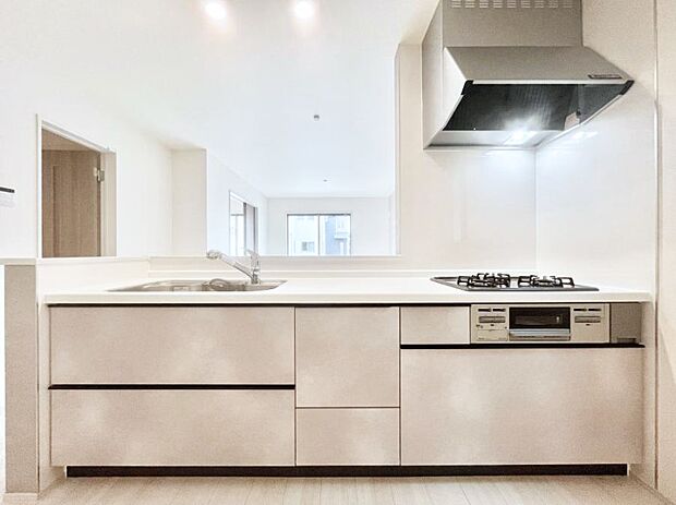 リビングを見渡せる人気のカウンターキッチン。 家族を見守りながら家事をすることができます。