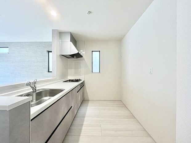 爽やかな風が通り抜けるキッチン。窓があるので明るく換気にも役立ちます。