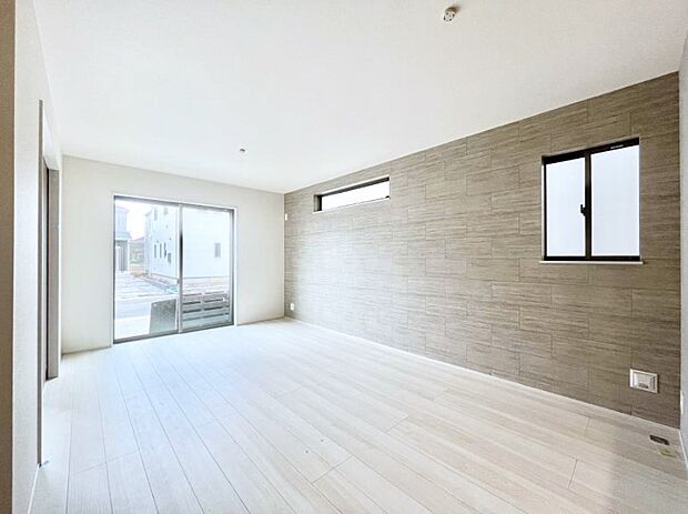 日当たりの良いリビング。お気に入りのグリーンを飾れば更に心地よさがアップ!