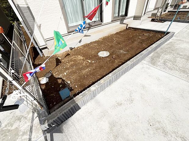 ガーデニングや家庭菜園も楽しめるお庭付き。