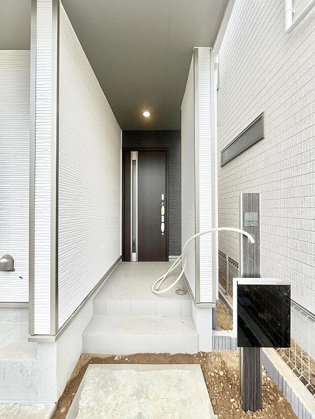 大切な家族、来客を出迎える玄関。玄関前は屋根付きで雨が降っていても濡れにくいです。