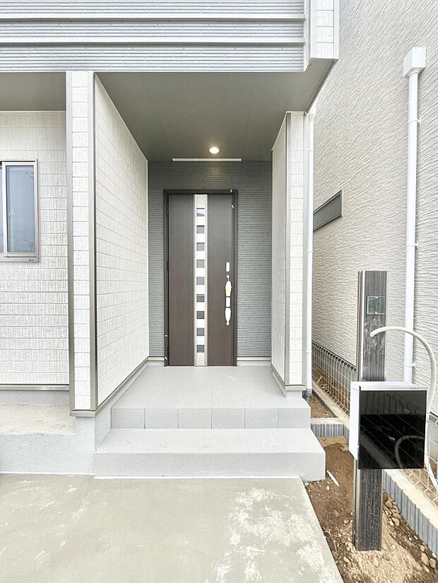 玄関アプローチにはプランターを並べて季節の花でお客様をおもてなしできます。