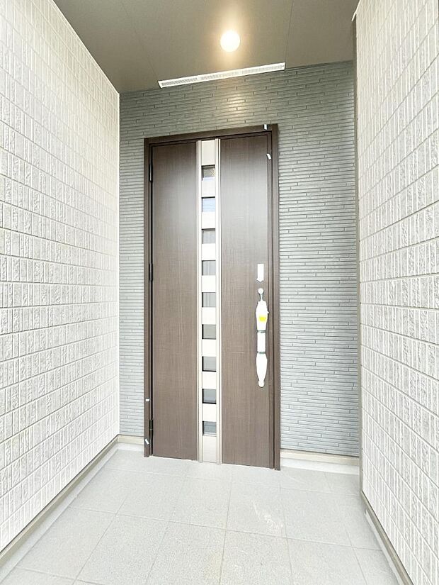 住まいの顔を演出する、玄関ドア。 