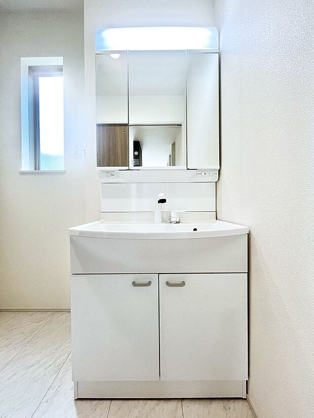 大きく見やすい三面鏡で清潔感ある洗面台は、身だしなみチェックや肌のお手入れにおすすめです。 