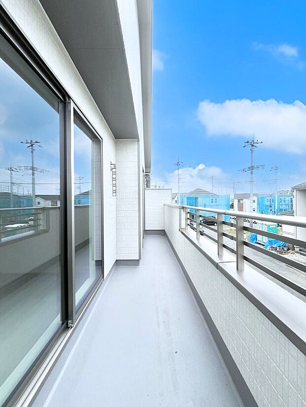 南向きのバルコニー!ご家族の洗濯物はもちろん、お布団もたっぷり干せます!