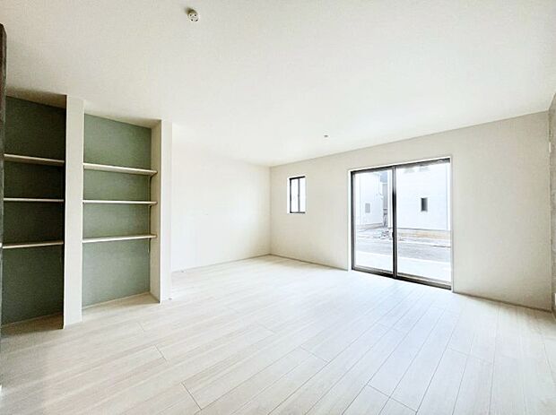 明るい陽光が注ぎ、寛ぎの雰囲気に満たされるダイニング。