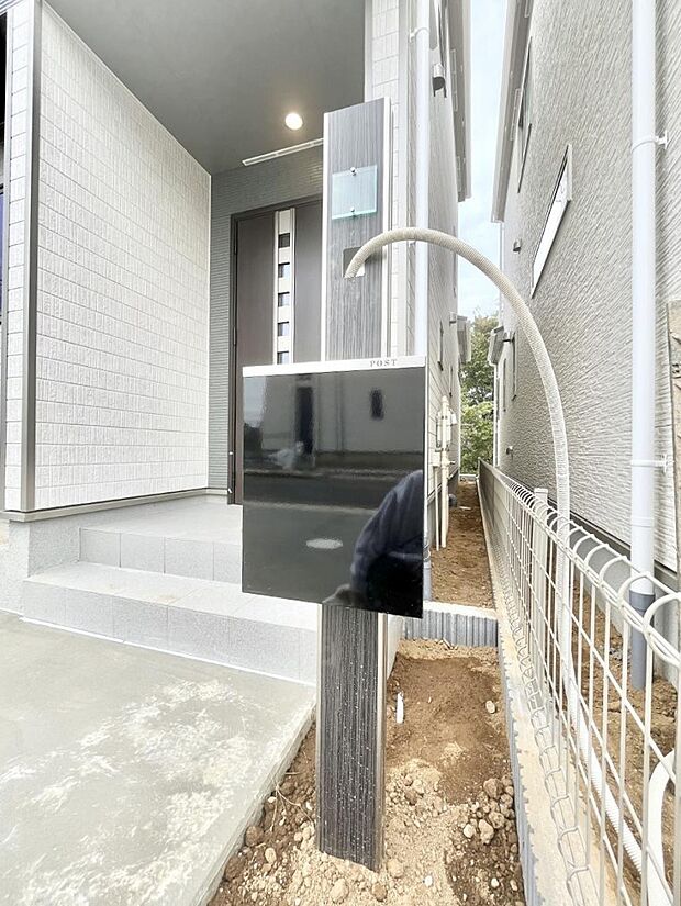 表札・インターホン・ポストをひとつに集約。エントランスになじむシンプルデザイン。