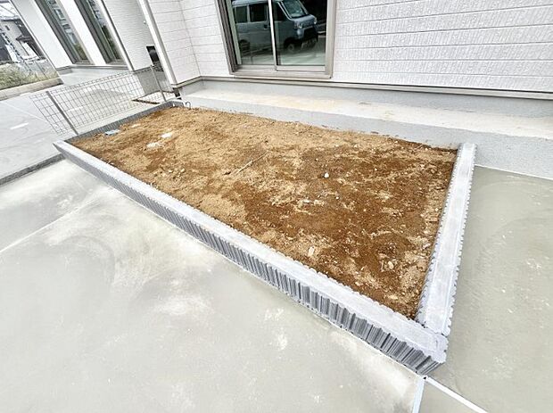 ガーデニングや家庭菜園も楽しめるお庭付き。