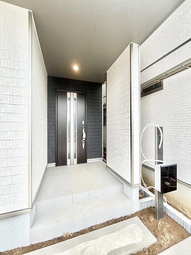 大切な家族、来客を出迎える玄関。玄関前は屋根付きで雨が降っていても濡れにくいです。 