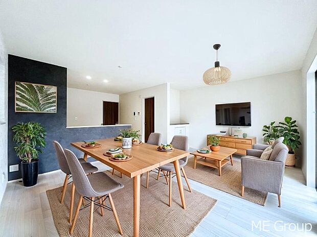 ご家族の賑やかな話し声で包まれる明るいリビング ※家具はCGです