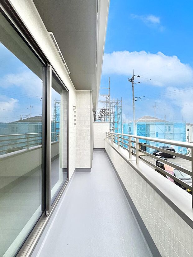 南向きのバルコニー!ご家族の洗濯物はもちろん、お布団もたっぷり干せます!