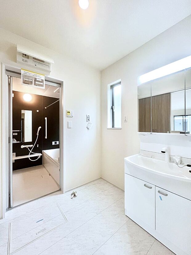 小窓がついているので湿気の多い場所でも換気が十分行えます。毎日の身支度を気持ち良く!