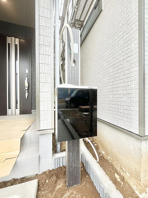 表札・インターホン・ポストをひとつに集約。エントランスになじむシンプルデザイン。