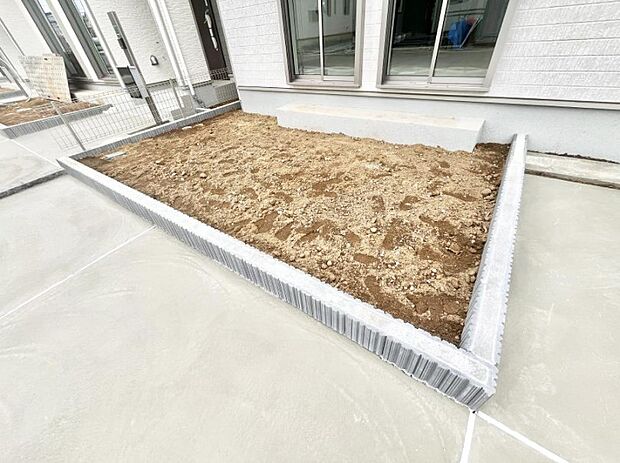 ガーデニングや家庭菜園も楽しめるお庭付き。